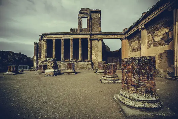 Antika Pompeji. Basilikan användes både som en domstol — Stockfoto