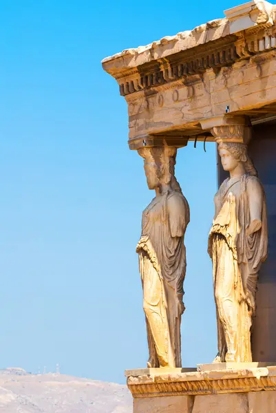 Caryatids statues on the Parthenon on Acropolis Hill, Athens, Greece —  Fotos de Stock