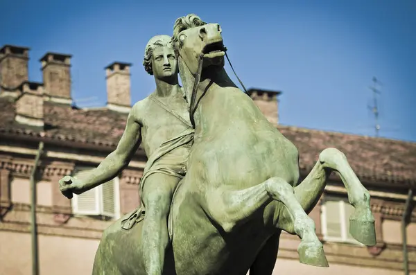 Estatua en el Palacio Real entrada, 1844 Castor, Turín, Italia — Foto de Stock