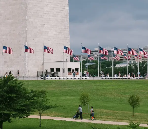 Amerikaanse vlaggen bij de Washington Monument zijn een obelisk, gebouwd ter herdenking van George Washington — Stockfoto