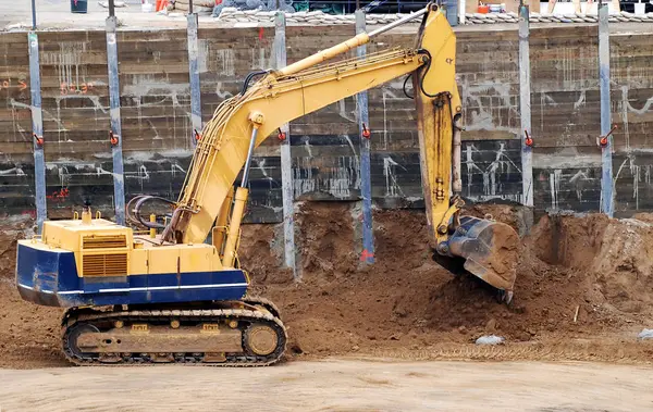 Excavator in action — Stock Photo, Image