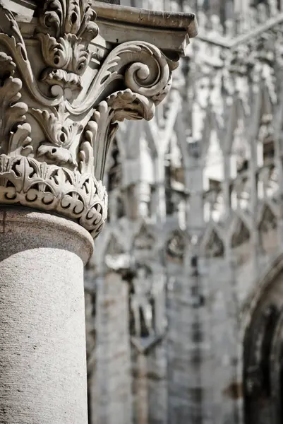 A catedral gótica de Duomo de Milão, spires detalhes de decoração — Fotografia de Stock