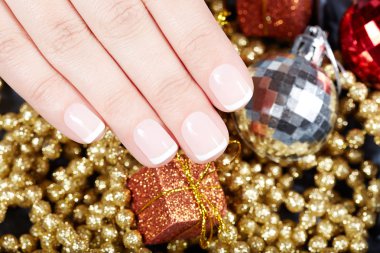El Fransız manikürlü tırnaklar ve Noel süsleri