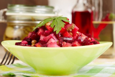 Haşlanmış sebze salatası. Salata sosu. Vejetaryen yiyecekler.