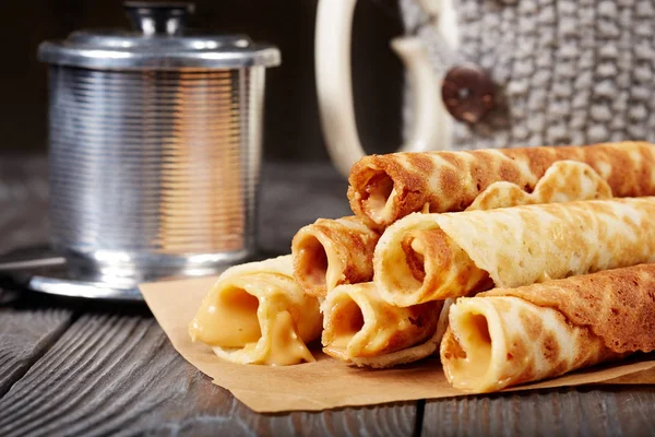 Waffle rolls with milky caramel cream — Stock Photo, Image