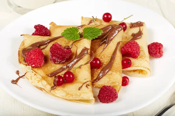 Pancakes with raspberry, red currant and chocolate. Dessert. — Stock Photo, Image
