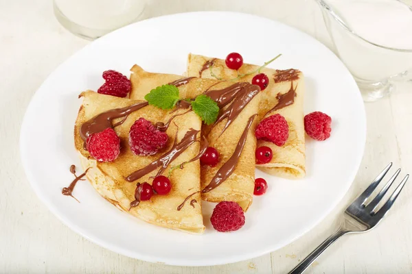 Pancakes with raspberry, red currant and chocolate. Dessert. — Stock Photo, Image