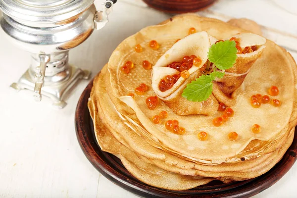 Pannkakor med röd kaviar. Traditionella ryska rätter. — Stockfoto