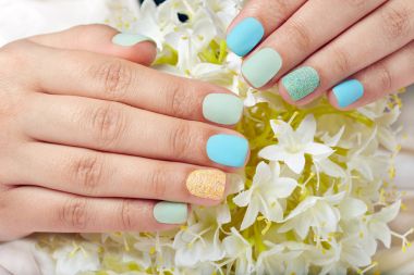 Eller kısa mat manikürlü tırnaklar 