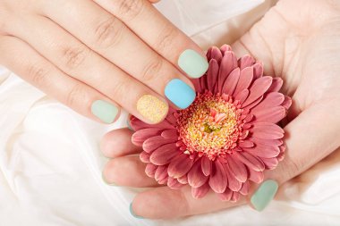 Eller kısa mat manikürlü tırnaklar 