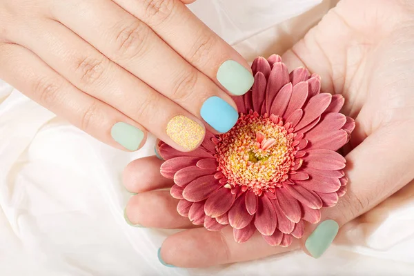 Mãos com unhas curtas e mate manicured — Fotografia de Stock