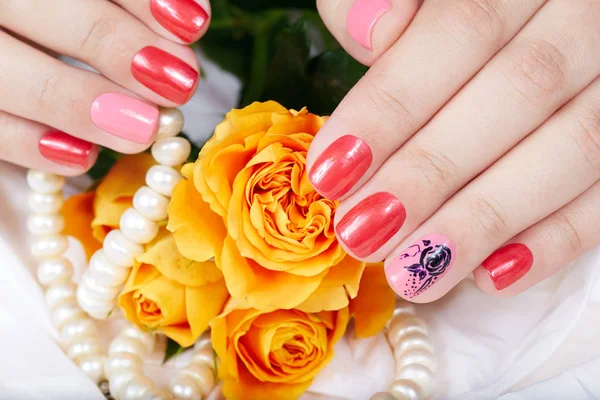 Mãos com unhas curtas manicured e flor de rosa — Fotografia de Stock