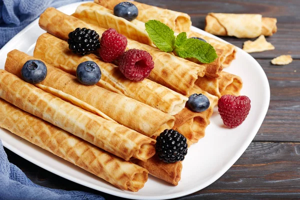 Waffle rolls with berries — Stock Photo, Image