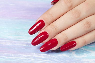 El kırmızı oje ile renkli uzun yapay manikürlü tırnaklar 