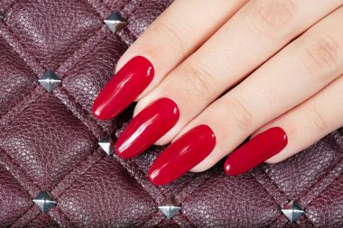 El kırmızı oje ile renkli uzun yapay manikürlü tırnaklar 