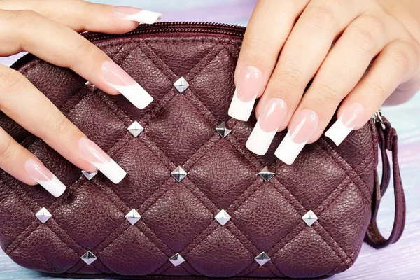 Eller uzun yapay Fransız manikürlü tırnaklar 