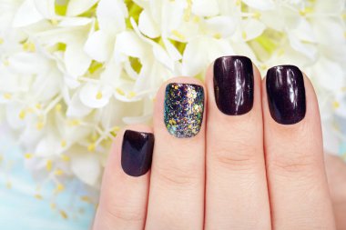 El ile koyu mor oje renkli manikürlü tırnaklar 