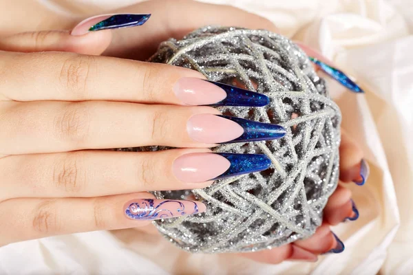 Handen met mooie lange kunstmatige blauw Franse gemanicuurde nagels — Stockfoto