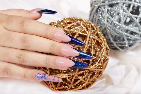 Hand met mooie lange kunstmatige blauwe Franse gemanicuurde nagels — Stockfoto