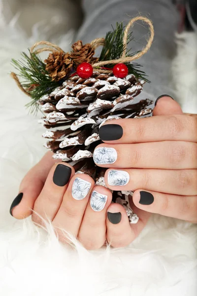 Handen met gemanicuurde nagels en pine Kerstdecoratie — Stockfoto