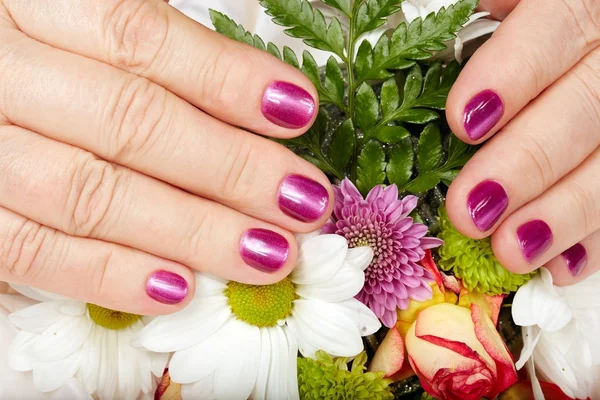 Manicura Edad Para Una Mujer Mayor Manos Con Clavos Rosas —  Fotos de Stock