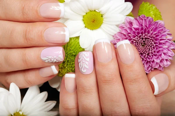 Mãos Com Unhas Manicured Francesas Buquê Flores — Fotografia de Stock