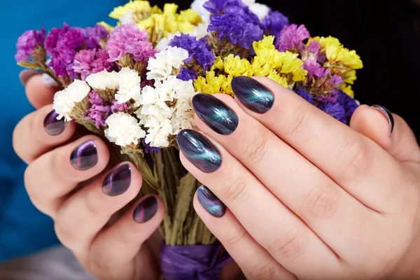 Hände Mit Gepflegten Nägeln Mit Katzenaugen Design Die Einen Blumenstrauß — Stockfoto