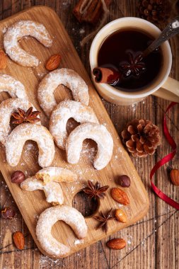 Şeker tozuyla kaplı at nalı şeklinde kurabiyeler. Badem ve fındıklı lezzetli bisküviler. Tatlı Noel tatlısı.