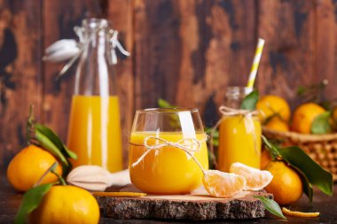 Mandalina portakal suyu ve taze mandalina. Sağlıklı mevsim organik narenciye içeceği. 