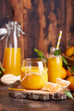 Mandalina portakal suyu ve taze mandalina. Sağlıklı mevsim organik narenciye içeceği. 