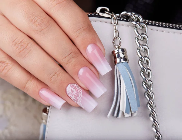 ピンクと白の色でオンブルグラデーションデザインの長い人工マニキュア爪で手 — ストック写真