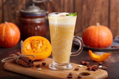 Baharatlı balkabaklı latte. Kahve, kabak şurubu, krema ve tarçınlı nefis mevsim içeceği. Kırsal biçim.