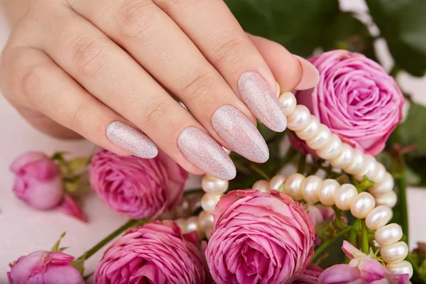 Mano Con Largas Uñas Artificiales Cuidadas Coloreadas Con Esmalte Uñas —  Fotos de Stock