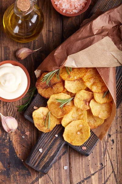 Çıtır patates cipsi. Deniz tuzu ve biberiyeyle kızartılmış patates dilimleri. Sosla servis edilen lezzetli atıştırmalıklar. Fast food.