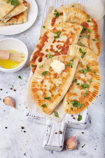 Flatbread Mozzarella Cheese Garlic Herbs Covered Melted Butter Delicious Savory — Stock Photo, Image