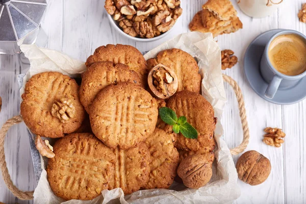 Вкусное Домашнее Хрустящее Печенье Грецкими Орехами Подается Чашкой Кофе — стоковое фото