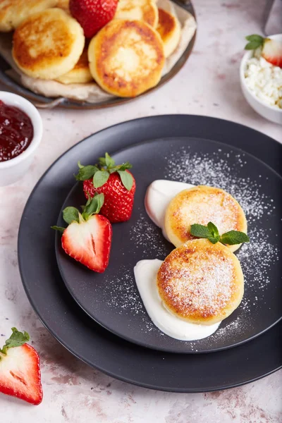 Cottage Cheese Pancakes Sour Cream Strawberries Traditional Russian Cuisine — Stock Photo, Image