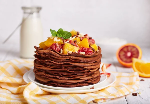 Süße Schokoladenpfannkuchen Mit Orangen Und Schokolade Dünne Crêpes Traditionelle Russische — Stockfoto