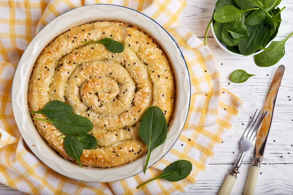 Ispanaklı Peynirli Lezzetli Turta Fileto Pastasından Yapılmış Susam Tohumlarıyla Süslenmiş — Stok fotoğraf