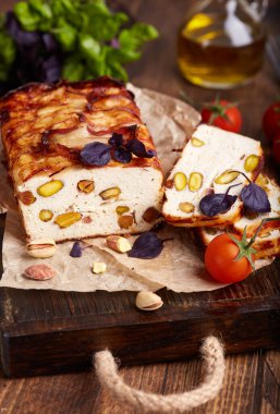 Fıstıklı tavuk göğsü filetosundan köfte, pastırma dilimleri ile kaplı, fesleğen yapraklarıyla süslenmiş. Lezzetli ev yapımı aperatif..