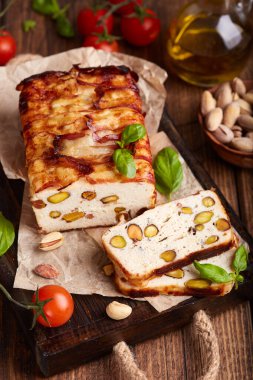 Fıstıklı tavuk göğsü filetosundan köfte, pastırma dilimleri ile kaplı, fesleğen yapraklarıyla süslenmiş. Lezzetli ev yapımı aperatif..