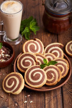 Vanilya ve çikolata aromalı iki renkli ev yapımı lezzetli kurabiye.