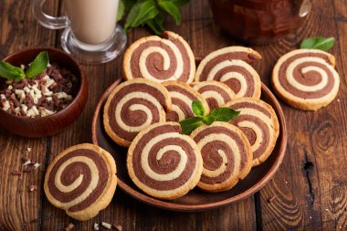 Vanilya ve çikolata aromalı iki renkli ev yapımı lezzetli kurabiye.