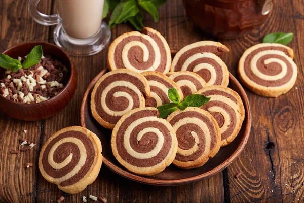 Vanilya ve çikolata aromalı iki renkli ev yapımı lezzetli kurabiye.