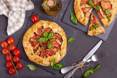 Domatesli turta, patlıcan ve peynirli kiş. Galette. Vejetaryen yemeği. Tadı tuzlu.