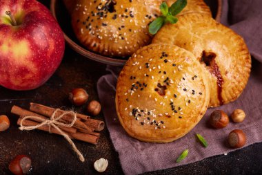 Elma, tarçın ve fındıkla dolu lezzetli küçük tatlılar.