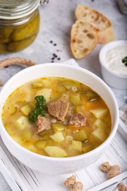 Geleneksel Rus çorbası Rassolnik et ve salatalık turşusu.