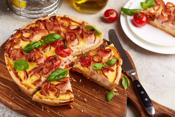 Torta Torta Aberta Quiche Com Presunto Tomates Cheios Creme Queijo — Fotografia de Stock