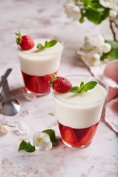 Lagrad Dessert Glas Med Vaniljpanna Cotta Och Sylt Med Jordgubbar — Stockfoto