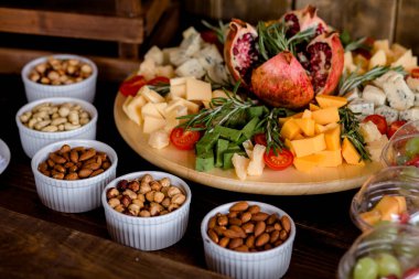 Jambon ruloları, kiraz domatesleri, fındıklar ve şenlik için sunulan kurutulmuş kayısıları yakından izleyin.